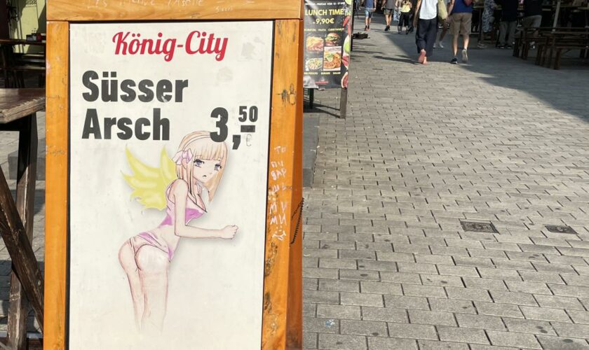 Herabwürdigende Werbung? „Auch Frauen finden das lustig“, erwidert der Betreiber