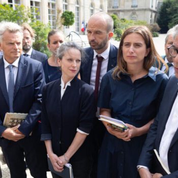 Écarté de Matignon par Emmanuel Macron, le NFP “va tenter d’accentuer la pression”