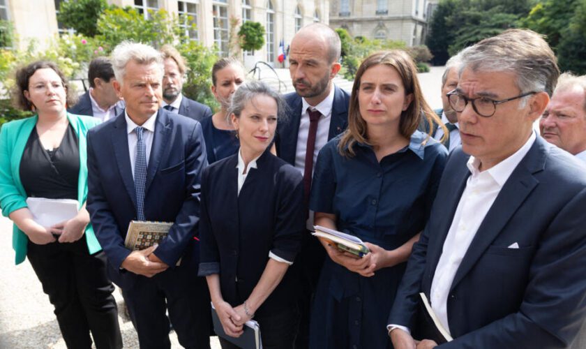 Écarté de Matignon par Emmanuel Macron, le NFP “va tenter d’accentuer la pression”