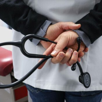 Après l’agression d’une médecin, la profession appelle l’exécutif à des « mesures urgentes »