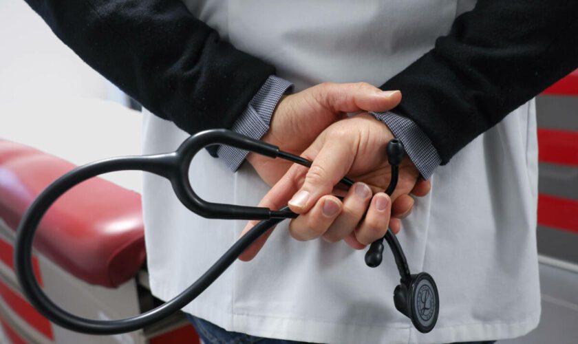 Après l’agression d’une médecin, la profession appelle l’exécutif à des « mesures urgentes »