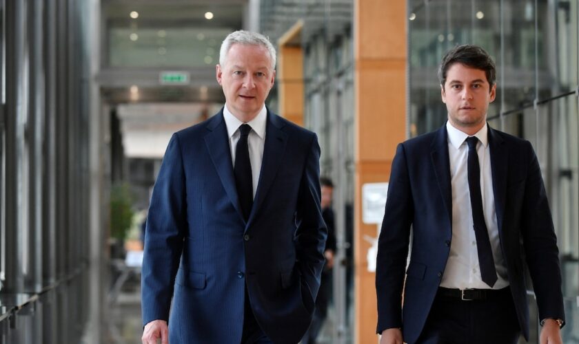 Le ministre de l'Economie et des Finances Bruno Le Maire (gauche) et Gabriel Attal, alors ministre chargé des Comptes publics, photographiés au ministère de l'Economie et des Finances à Paris le 19 juin 2023