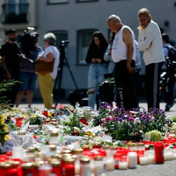 In Solingen stehen Blumen und Kerzen in der Nähe des Anschlagsortes