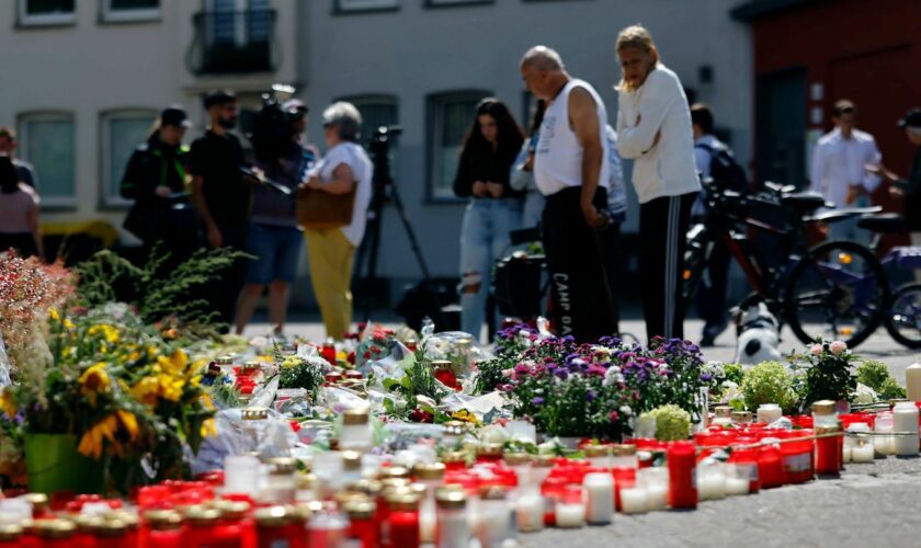 In Solingen stehen Blumen und Kerzen in der Nähe des Anschlagsortes