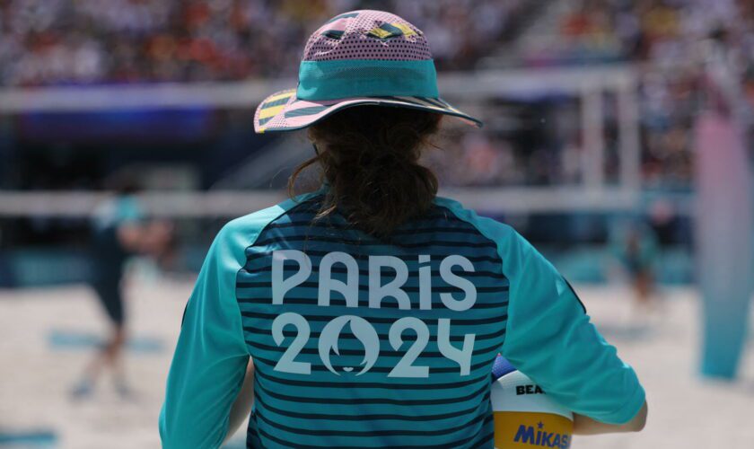 JO de Paris 2024 : le bob des volontaires et d’autres objets vont être vendus dans des braderies