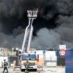 Eine dicke Rauchwolke stieg am Dienstag in den blauen Himmel auf. Foto: Daniel Bockwoldt/dpa