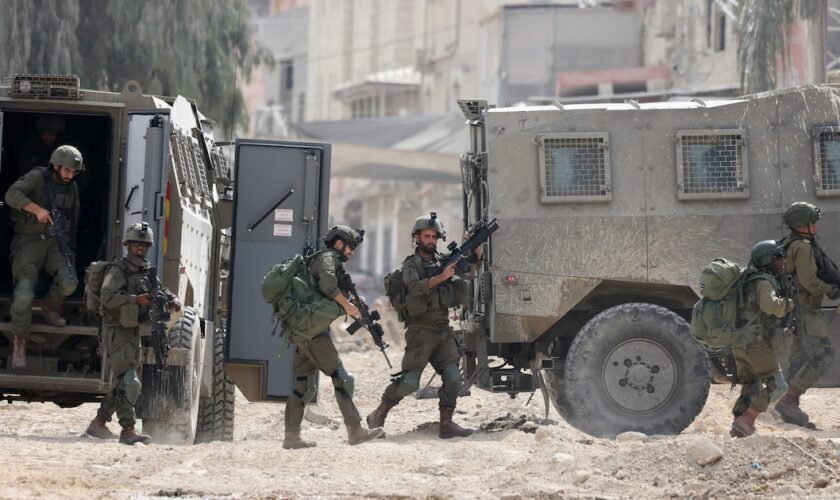 Des soldats israéliens opèrent lors d'un raid dans le camp de réfugiés palestiniens de Nur Shams, près de la ville de Tulkarem en Cisjordanie occupée par Israël, le 28 août 2024.