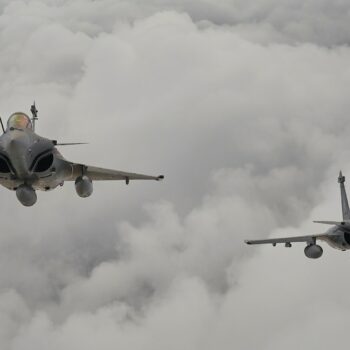 Deux avions Rafale lors d'une répétition du défilé militaire annuel du 14-Juillet, près de la base aérienne d'Orléans-Bricy, le 3 juillet 2024