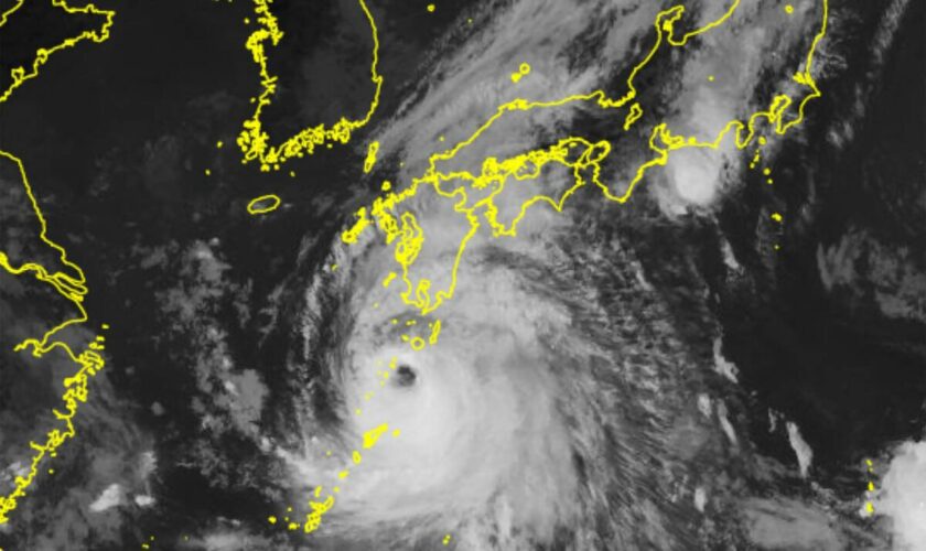 Japon : un typhon « extrêmement puissant » s’approche des côtes, deux personnes disparues