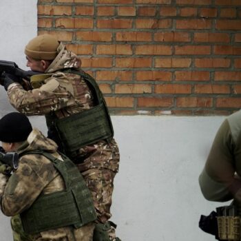 Des soldats tchétchènes à une séance d'entraînement à "L'université russe des forces spéciales" situé à Goudermes (en Tchétchénie) le 13 décembre 2022.