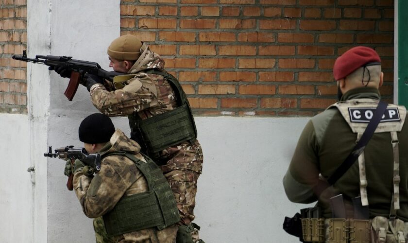 Des soldats tchétchènes à une séance d'entraînement à "L'université russe des forces spéciales" situé à Goudermes (en Tchétchénie) le 13 décembre 2022.