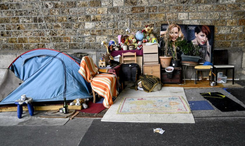 «Une tragédie» : plus de 2 000 enfants dorment encore dans la rue en France, alerte l’Unicef