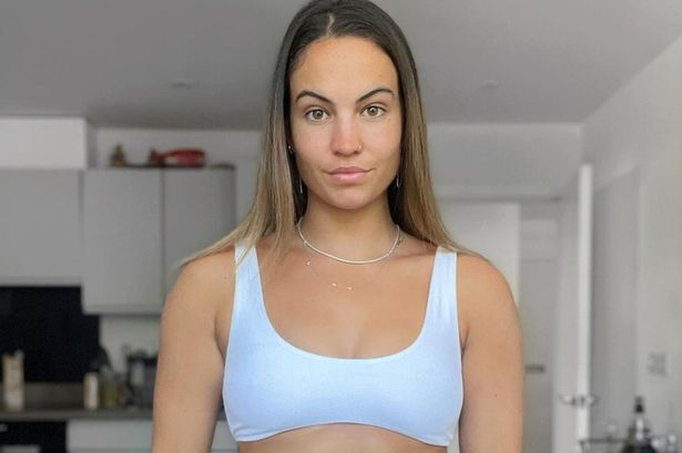 Fitness coach takes photos before and after dinner to show how body changes