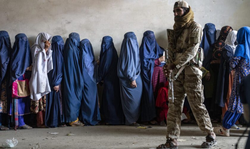 Afghanistan : alors que les Taliban effacent les femmes, que peut la communauté internationale ?