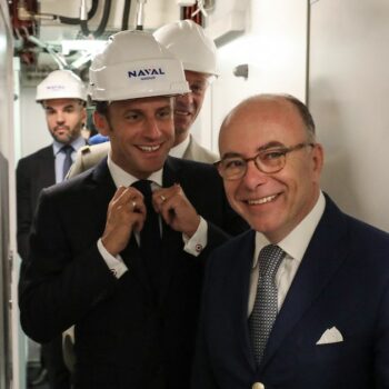 Emmanuel Macron et l'ex-Premier ministre Bernard Cazeneuve à Cherbourg en juillet 2019.