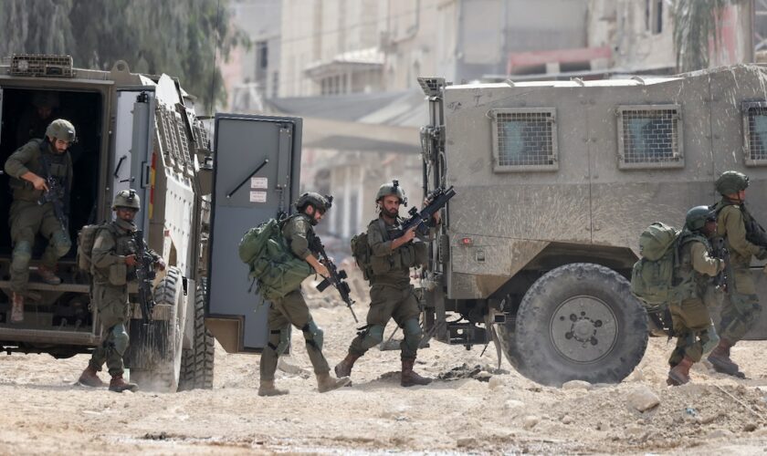 Des soldats israéliens en opération lors d'un raid dans le camp de réfugiés palestiniens de Nour Shams, près de la ville de Tulkarem, en Cisjordanie occupée par Israël, le 28 août 2024