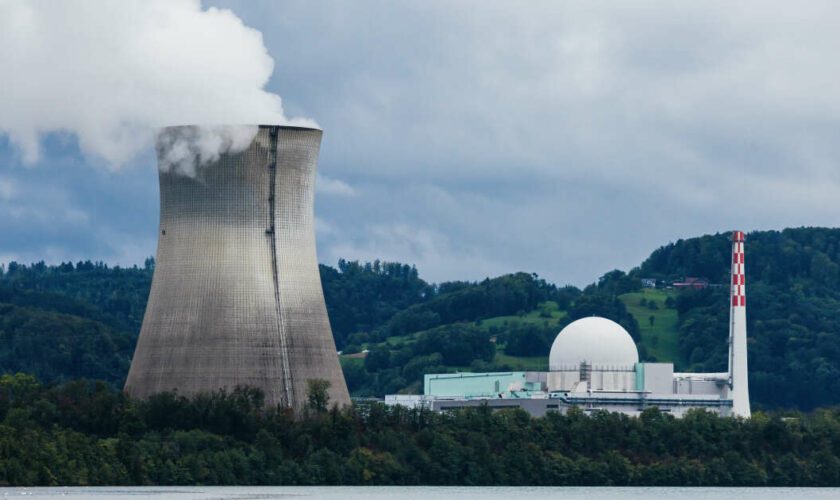 “Pragmatisme” ou “gâchis d’énergie politique” ? La Suisse rouvre la porte au nucléaire