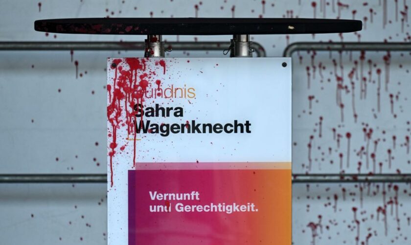 Mann spritzt rote Farbe auf Sahra Wagenknecht