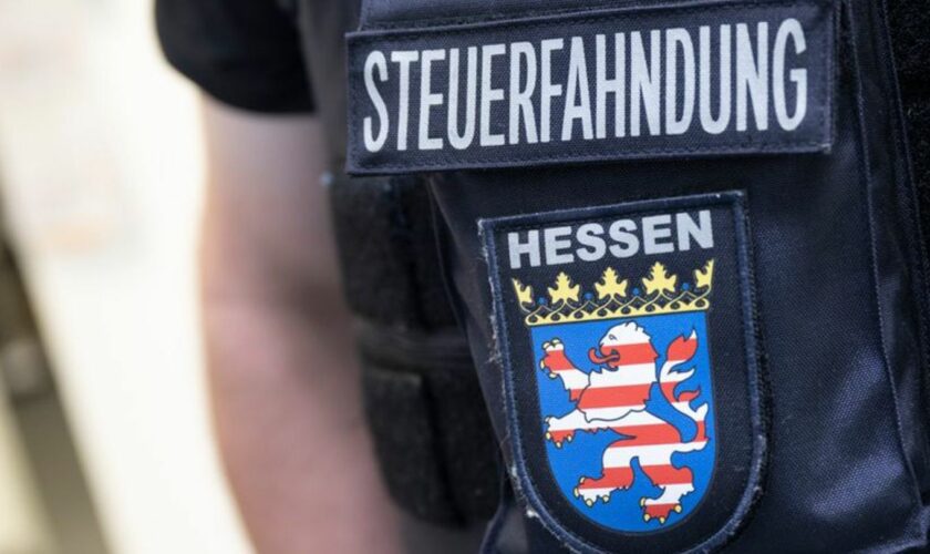 Der Einsatz von Steuerfahndern in Hessen macht sich bezahlt: 2023 haben sie für fast 200 Millionen Euro Mehreinnahmen gesorgt. (