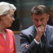 La présidente de la Commission européenne Ursula von der Leyen et le président français Emmanuel Macron échangent lors d'un sommet européen à Bruxelles le 27 juin 2024