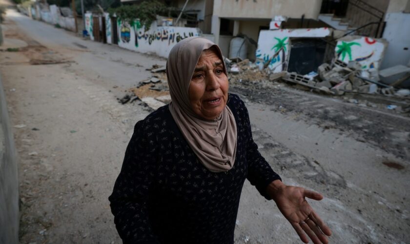 Une femme palestinienne marche le long d'une rue endommagée lors d'un raid de l'armée israélienne dans le camp de Nour Shams près de la ville de Tulkarem, en Cisjordanie occupée, le 28 août 2024