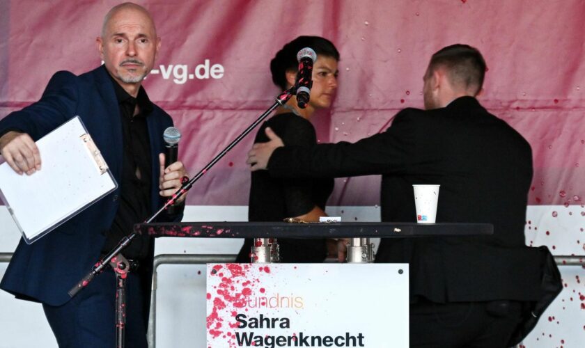 Farbattacke im Video: Sahra Wagenknecht mit roter Farbe bespritzt – sie reagiert kampfeslustig