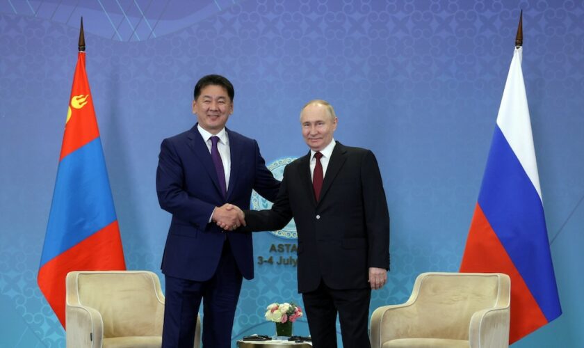 Le président russe Vladimir Poutine (d) et le président mongol Ukhnaagiin Khurelsukh lors d'une rencontre en marge du sommet l'Organisation de coopération de Shanghai (OCS), le 3 juillet 2024 à Astana, au Kazakhstan