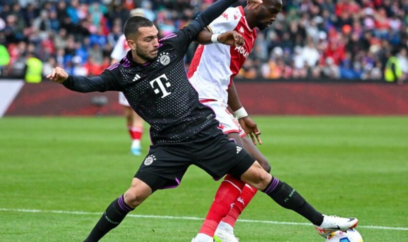 Chrislain Matsima (r) wechselt zum FC Augsburg. Foto: Sven Hoppe/dpa