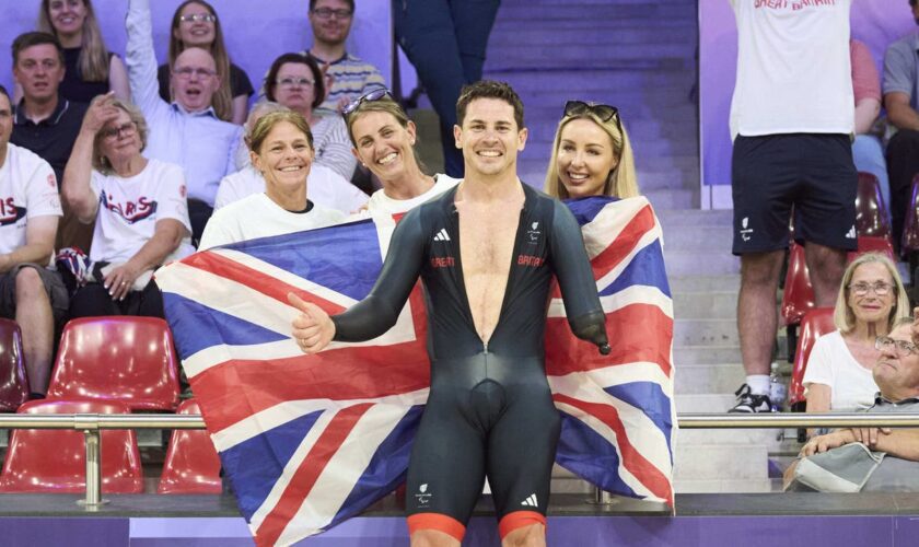 Jaco van Gass retains Paralympic title and Lizzi Jordan wins gold in velodrome