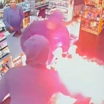 Manchester: Brandstifter wollen Kiosk abfackeln – plötzlich stehen sie selbst in Flammen