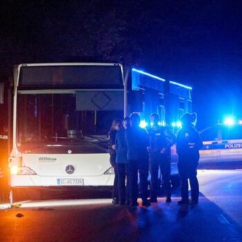 Einsatz in Siegen: Eine Frau verletzt Menschen in einem Bus. Foto: Sascha Ditscher/dpa