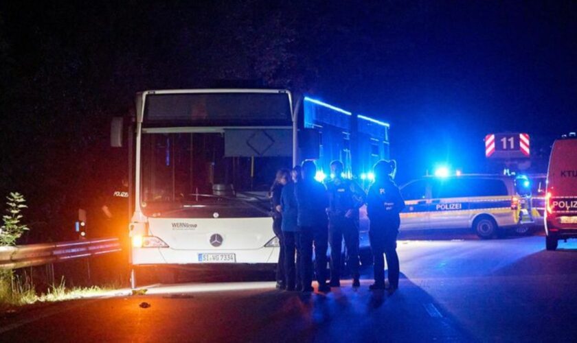 Einsatz in Siegen: Eine Frau verletzt Menschen in einem Bus. Foto: Sascha Ditscher/dpa