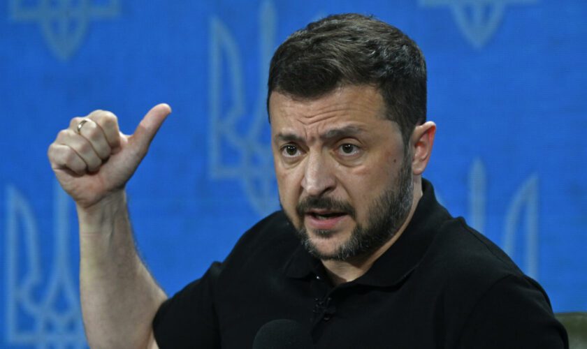 Ukraine : Zelensky révoque un commandant de l’armée après le crash d’un avion américain livré à Kiev