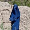 Une femme afghane porte une burqa dans la province du Helmand, en Afghanistan le 27 août 2024