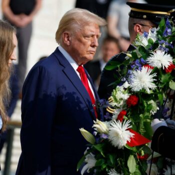 Nach Vorfall auf Militärfriedhof – Harris wirft Trump Missachtung „heiligen Bodens“ vor