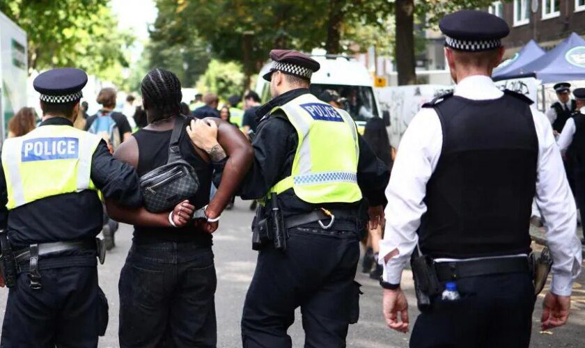 Al menos ocho personas apuñaladas y más de 300 detenidas en el carnaval de Notting Hill