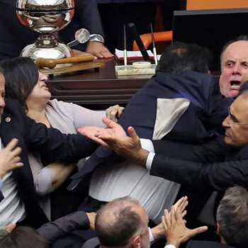 Al menos tres diputados heridos en la Asamblea turca tras una pelea a puñetazos y patadas