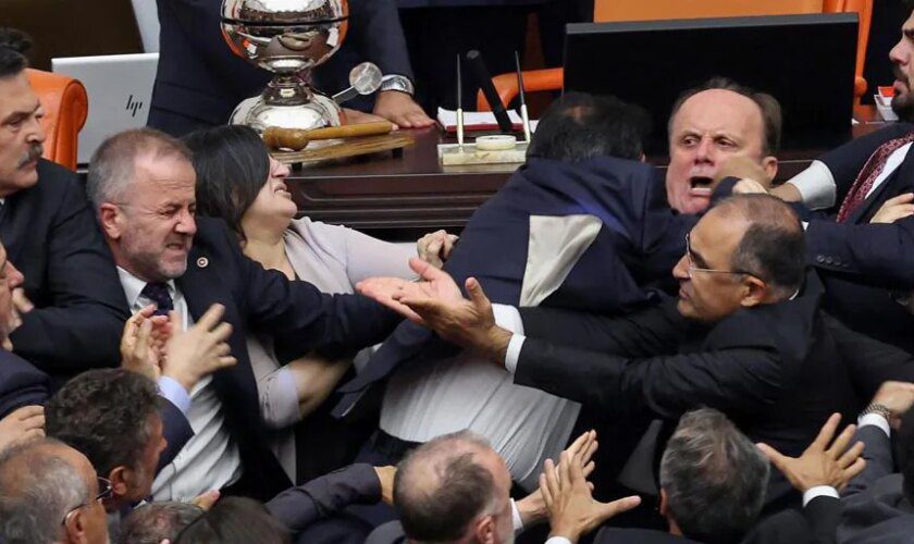 Al menos tres diputados heridos en la Asamblea turca tras una pelea a puñetazos y patadas