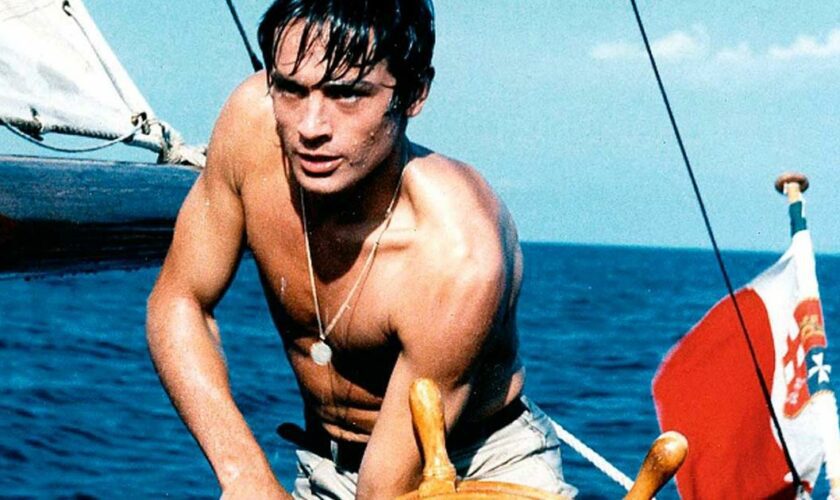 «Alors, c'est toi, l'acteur qui voulait m'enterrer»: quand Alain Delon demandait à Raphaël Personnaz de jouer son rôle dans un film