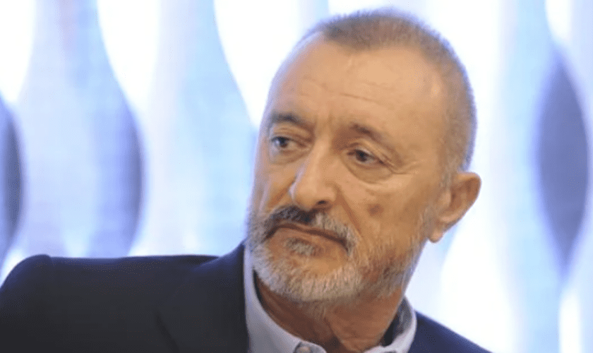 Arturo Pérez-Reverte dice lo que muchos piensan sobre estas señales de tráfico: «Sin estas imprescindibles traducciones»