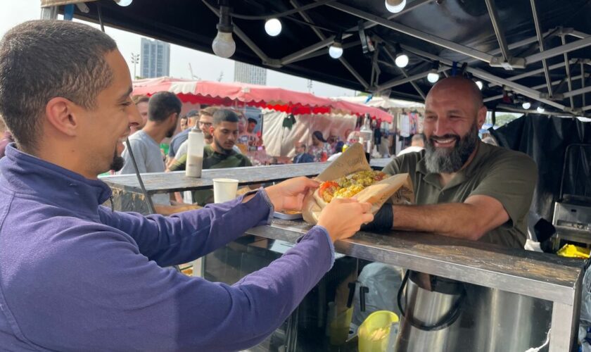 « C’est nous les stars, ici » : aux puces de Montreuil ou sur le Web, le succès d’Hakim et ses sandwichs à bas prix