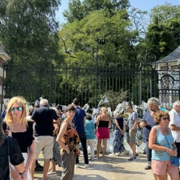 «C’était un homme d’honneur» : à Douchy, les fans d’Alain Delon lui rendent un dernier hommage