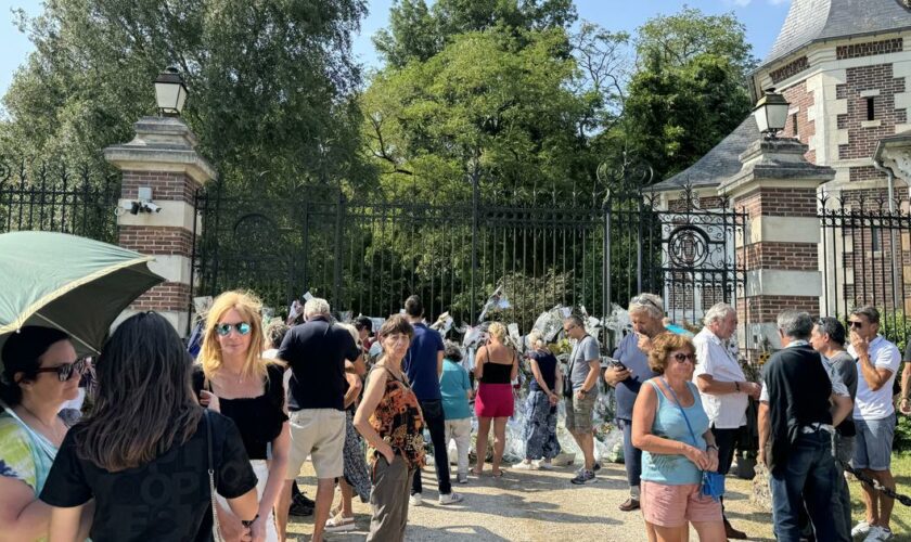 «C’était un homme d’honneur» : à Douchy, les fans d’Alain Delon lui rendent un dernier hommage