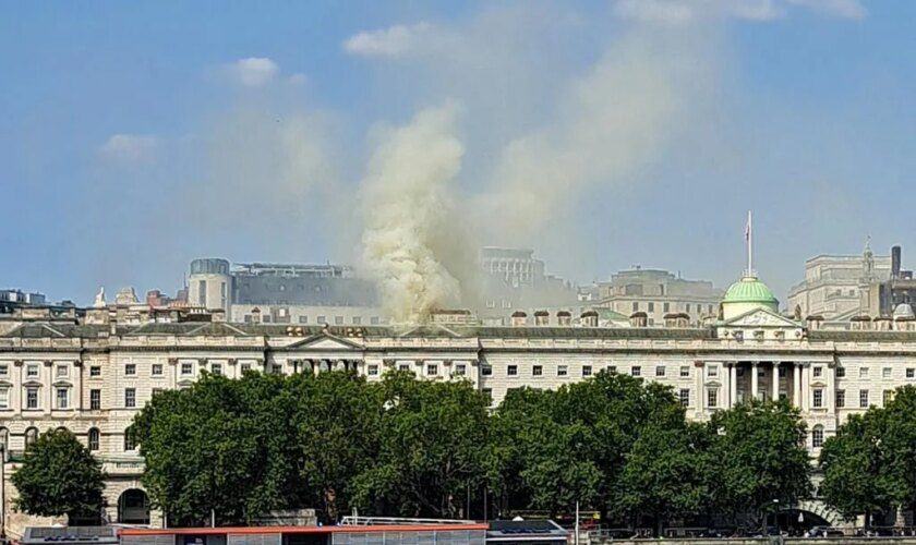 Cien bomberos intentan sofocar un incendio en Somerset House, un emblemático edificio de Londres a la orilla del Támesis