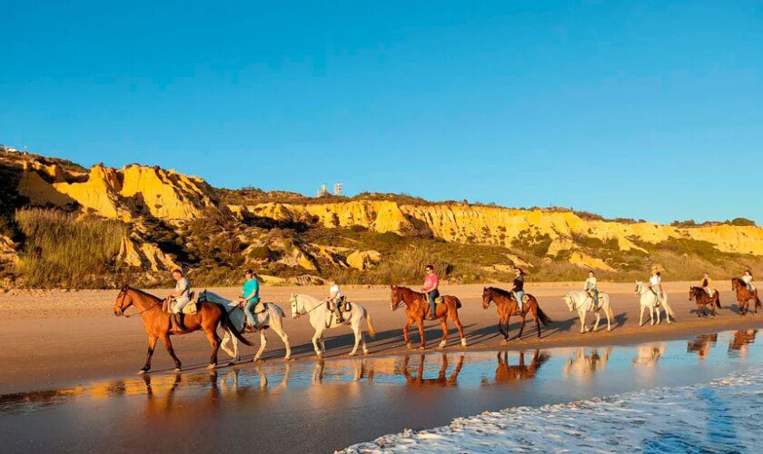 Cinco rutas a caballo por las playas de Andalucía para ver atardeceres espectaculares