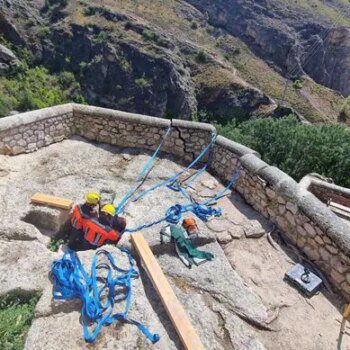 Cortan la subida a las Casas Colgadas por desprendimientos en uno de los miradores de la hoz del Huécar en Cuenca