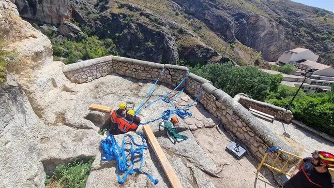 Cortan la subida a las Casas Colgadas por desprendimientos en uno de los miradores de la hoz del Huécar en Cuenca