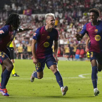 Dani Olmo firma el debut soñado y completa la remontada del Barça en Vallecas