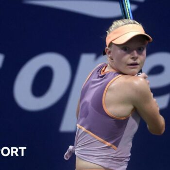 Harriet Dart hits a backhand return at the 2024 US Open