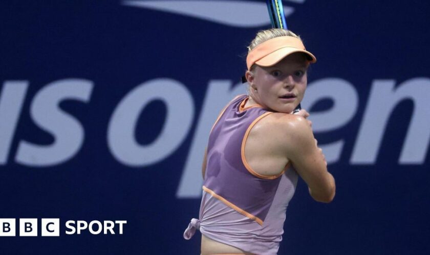 Harriet Dart hits a backhand return at the 2024 US Open